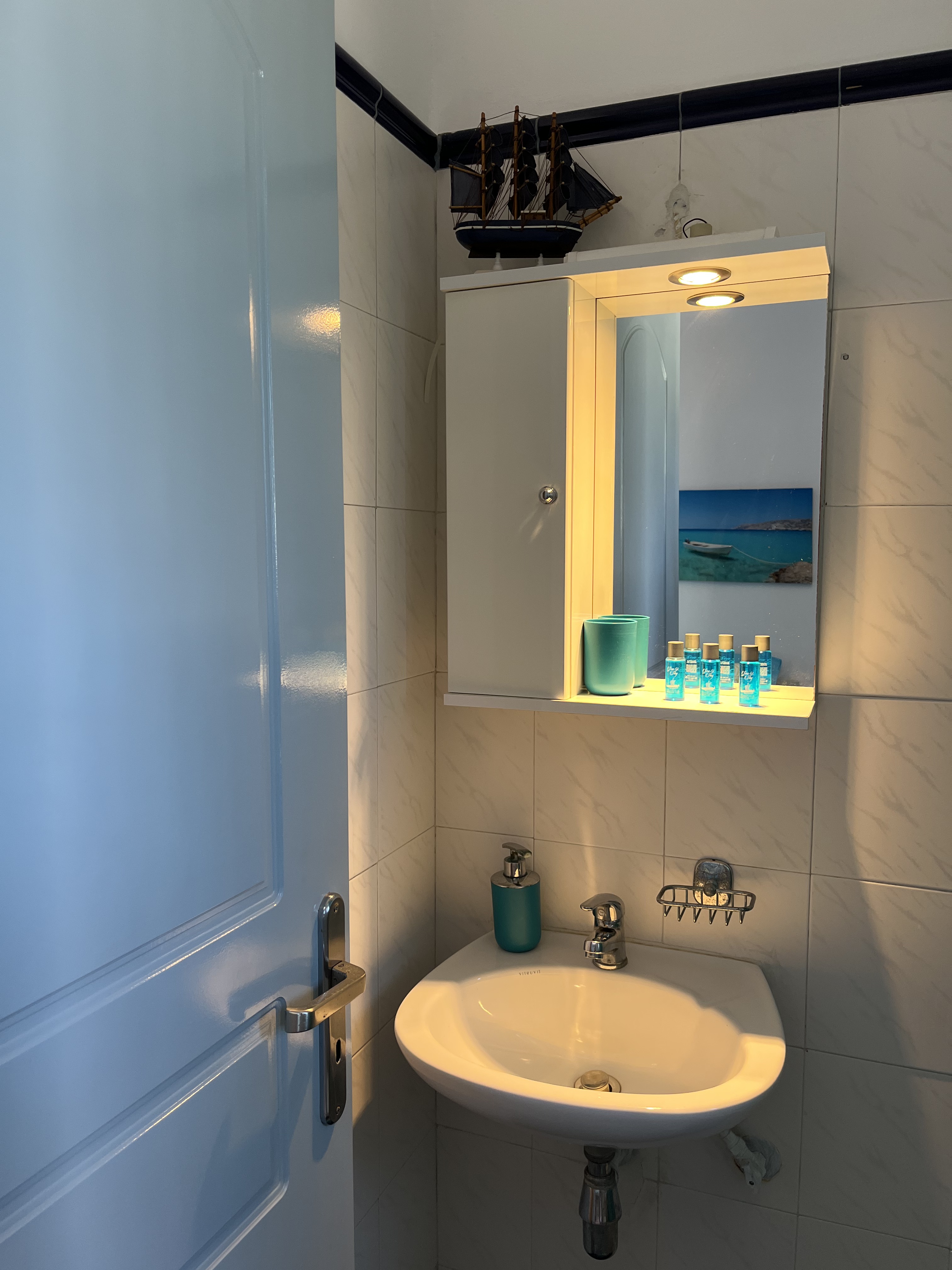 aquablueBathroom
